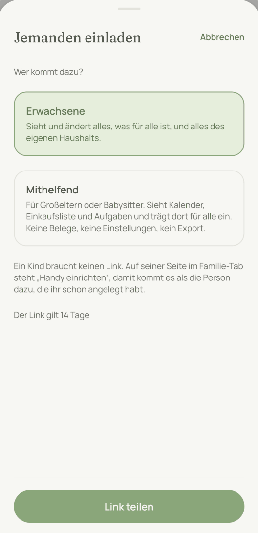 Der Einladungs-Bildschirm über der Familienliste. Zur Wahl stehen zwei Felder: „Erwachsene — sieht und ändert alles: Kalender, Listen, Belege, Personen, Ziele“ und „Mithelfend — für Großeltern oder Babysitter, sieht Kalender, Einkaufsliste und Aufgaben“. Darunter steht, dass ein Kind über „Handy einrichten“ dazukommt, und dass der Link 14 Tage gilt.