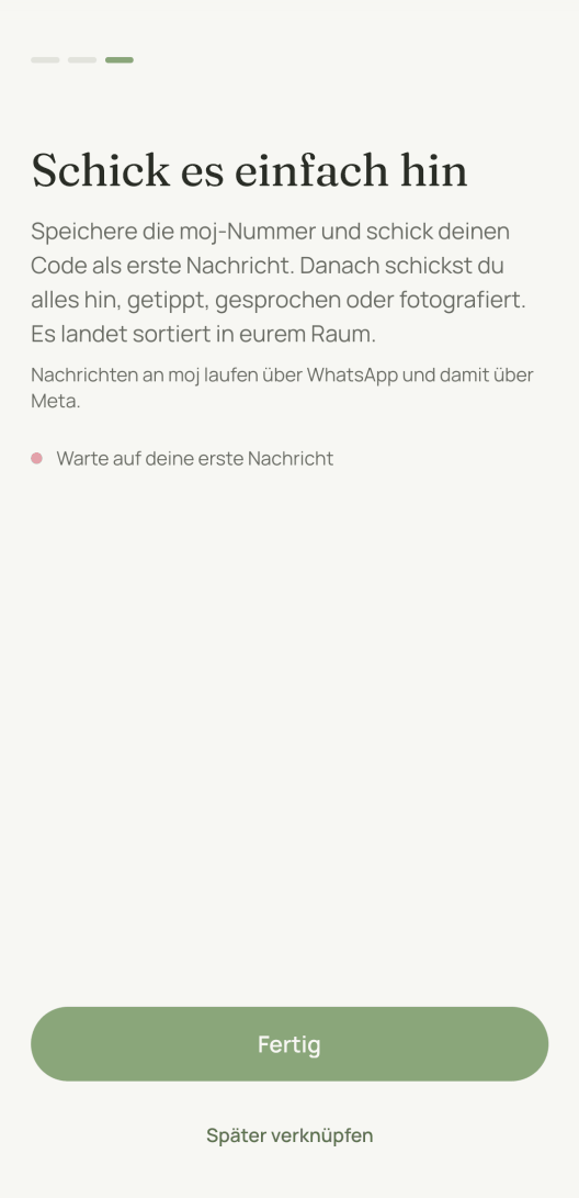 Der Bildschirm zum Verknüpfen. Er zeigt die moj-Nummer, darunter einen Code der Form MOJ-1374 zum Kopieren, und den Satz, dass Nachrichten an moj über WhatsApp und damit über Meta laufen.